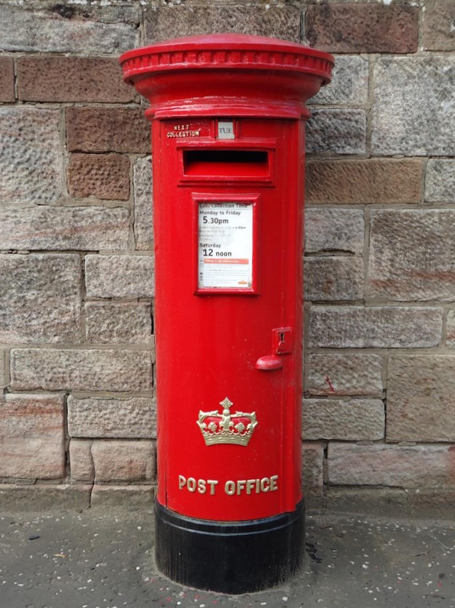 ER/Scottish Crown pillar box, Glasgow. Bob Drummond